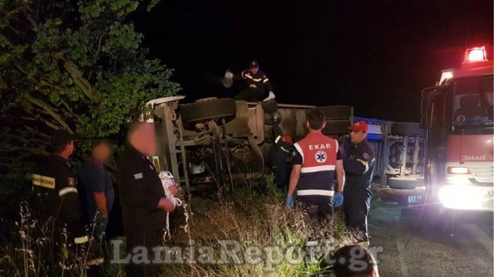 Φθιώτιδα: Ανατροπή νταλίκας, νεκρός ο 26χρονος οδηγός (εικόνες)